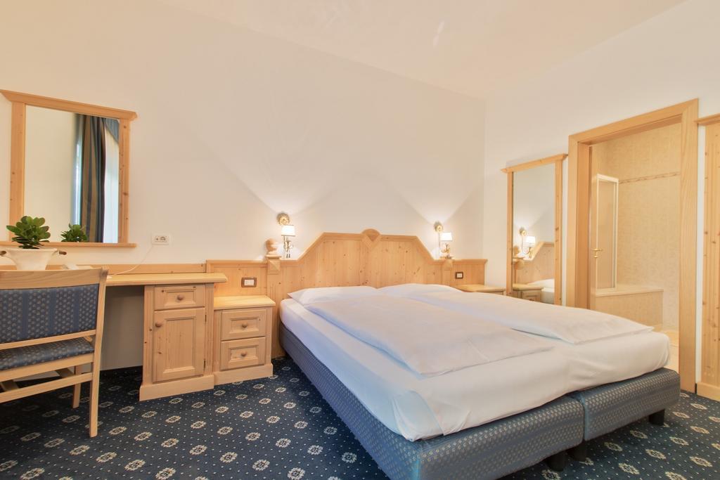 Aparthotel Garni La Dorada Kolfuschg Zimmer foto