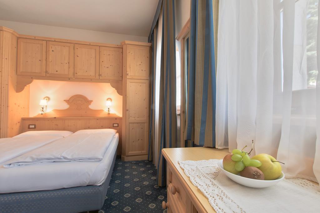 Aparthotel Garni La Dorada Kolfuschg Zimmer foto